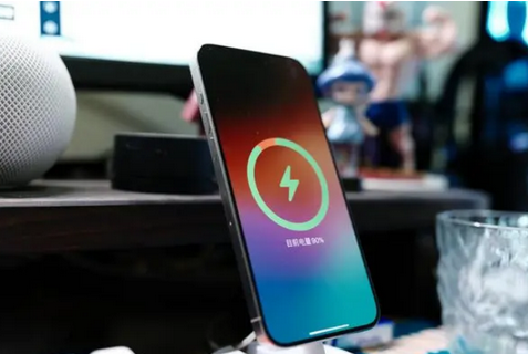 零陵苹果15换屏服务分享用什么充电器给iPhone15充电更好 